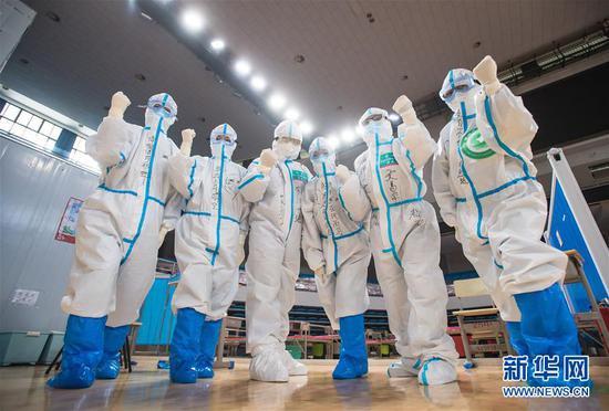 3月10日，武漢武昌方艙醫(yī)院正式休艙，醫(yī)護(hù)人員在送走新冠肺炎治愈患者后合影留念。新華社記者 肖藝九 攝