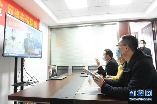  3月11日，在浙江省紹興市上虞區(qū)人社局，上虞區(qū)用人企業(yè)和四川省小金縣務(wù)工人員進(jìn)行網(wǎng)絡(luò)專場(chǎng)招聘。新華社記者 翁忻旸 攝