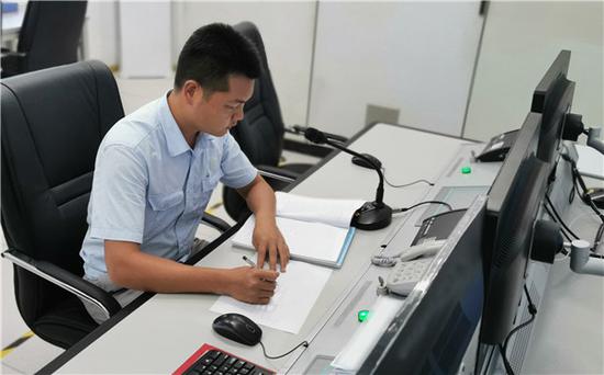 （***亮在進行測試工作）