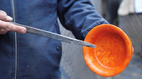 扎西巴珠演示木碗制作工藝。新華網(wǎng) 旦增努布攝