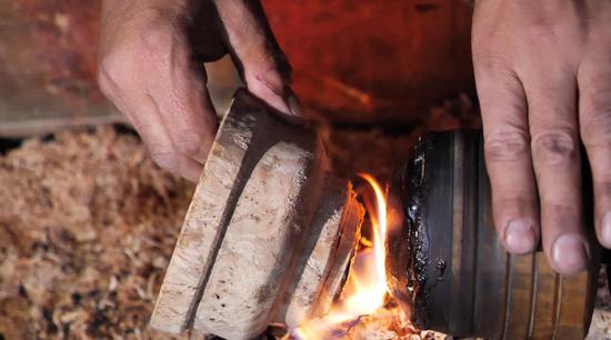 扎西巴珠演示木碗制作工藝。新華網(wǎng) 旦增努布攝